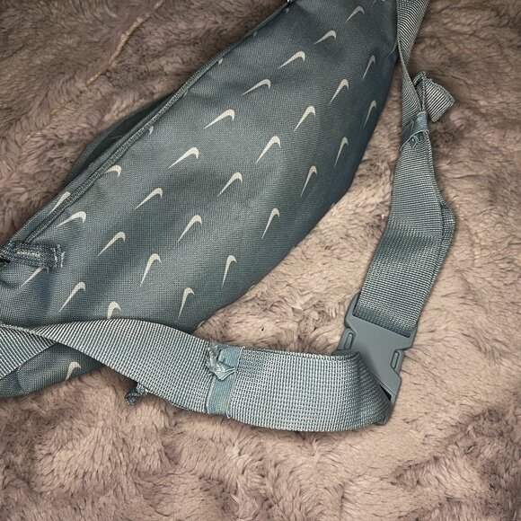 Nike Fanny Pack Belt Bag - Picture 5 of 5